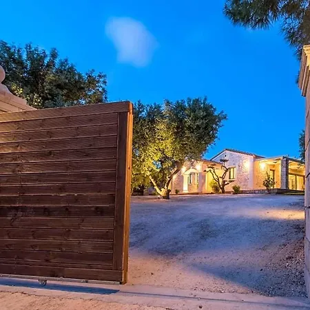 Villa Limni Keriou Sleeps 8 Wifi